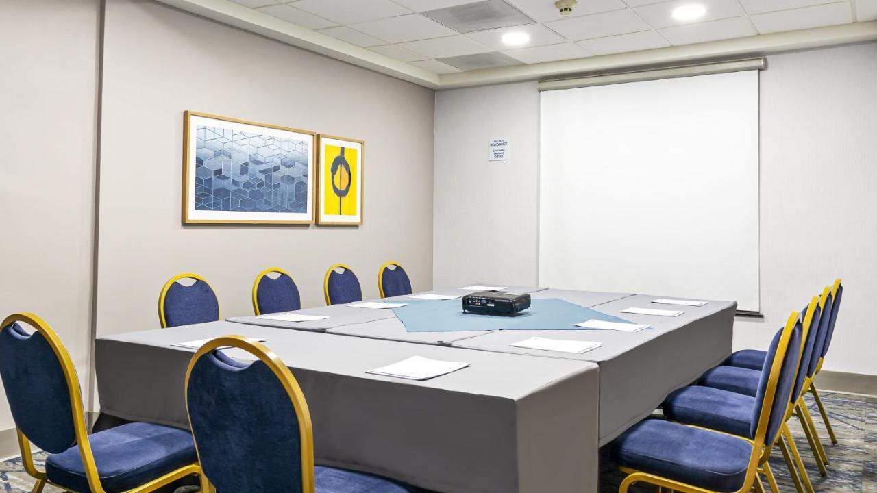 Holiday Inn Express Chihuahua By Ihg Экстерьер фото